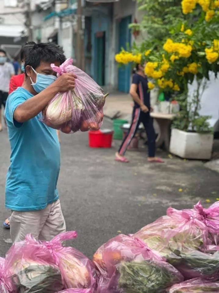 Hơn 9,5 tấn nông sản và 10.000 trứng gia cầm tặng công nhân vừa cách ly vừa sản xuất ảnh 1