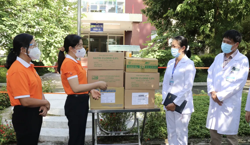 Hội LHPN TPHCM thăm, động viên lực lượng tuyến đầu chống dịch ảnh 3