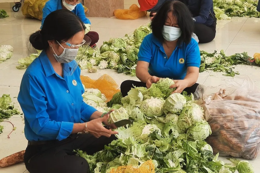 Trao tặng rau củ, trứng gia cầm đến người dân các khu phong tỏa ảnh 1