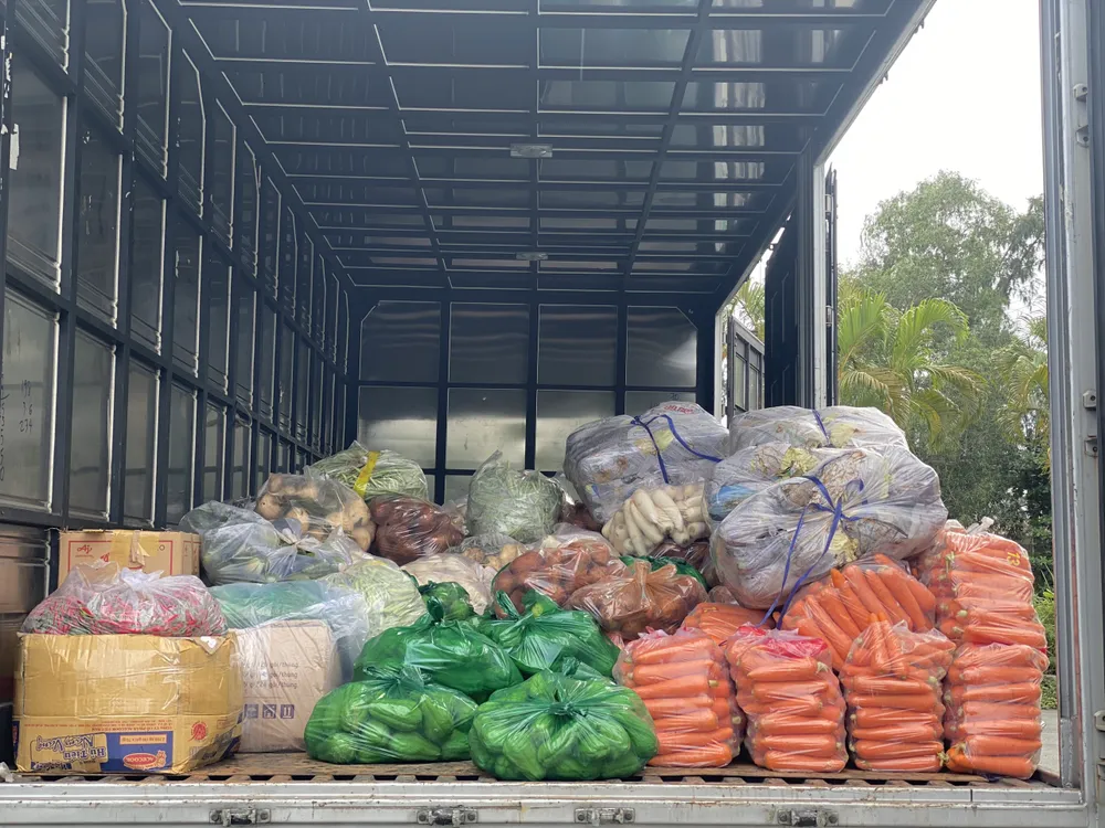 Hơn 37 tấn rau củ, trái cây, trứng đến tay công nhân khu phong tỏa ảnh 2