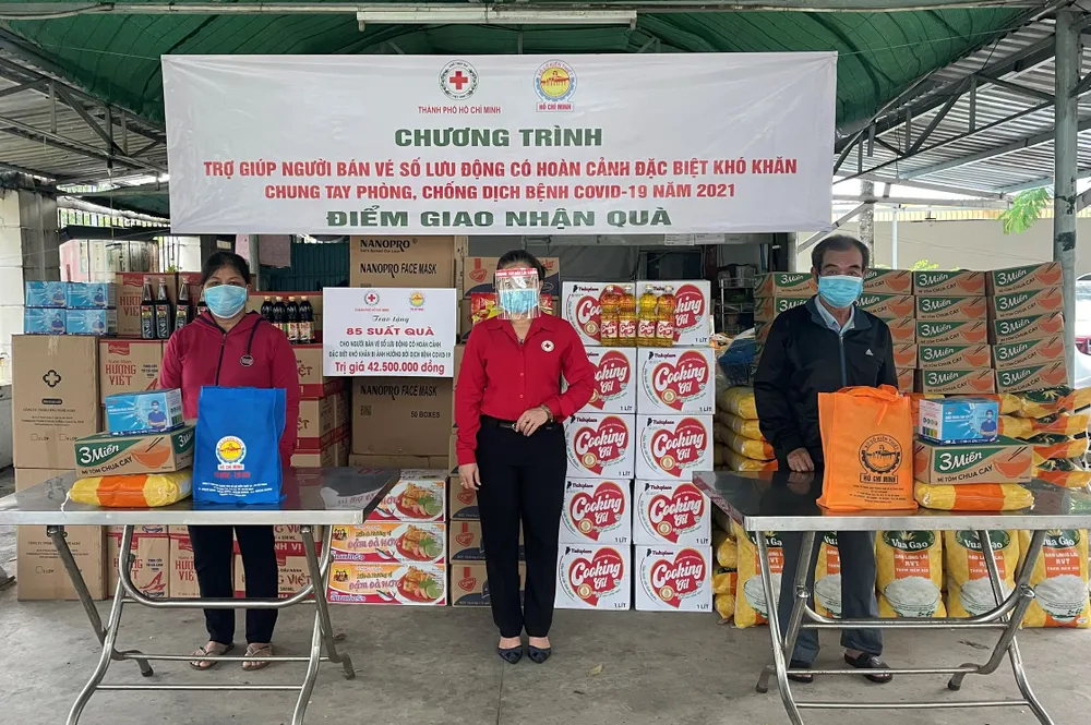 TPHCM chăm lo 2.000 người bán vé số bị ảnh hưởng bởi dịch Covid-19 ảnh 1