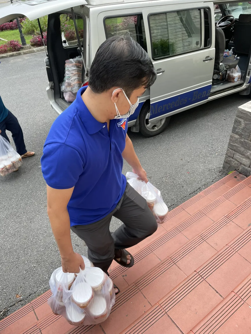 19 tấn gạo từ Trà Vinh được chuyển đến TPHCM hỗ trợ công nhân lao động ảnh 2