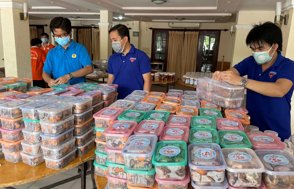 19 tấn gạo từ Trà Vinh được chuyển đến TPHCM hỗ trợ công nhân lao động ảnh 1