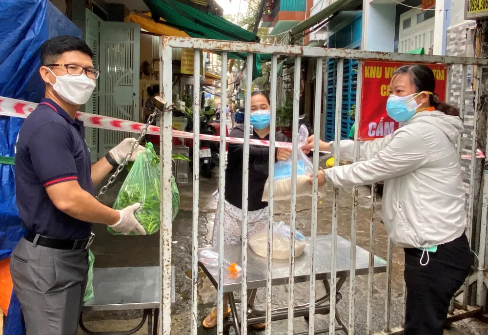 19 tấn gạo từ Trà Vinh được chuyển đến TPHCM hỗ trợ công nhân lao động ảnh 3