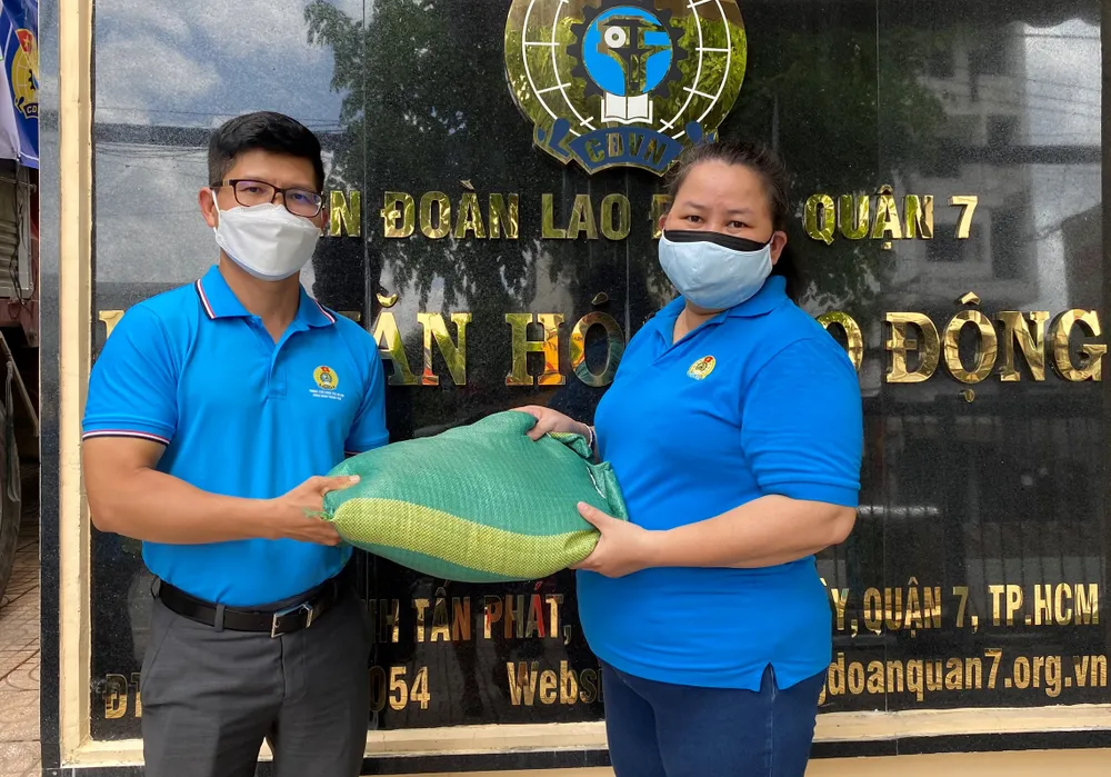 Đại diện Liên đoàn Lao động TPHCM tiếp nhận gạo từ tỉnh Trà Vinh trao tặng