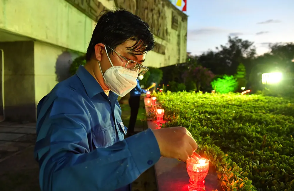 Thắp nến tri ân các anh hùng liệt sĩ ảnh 4