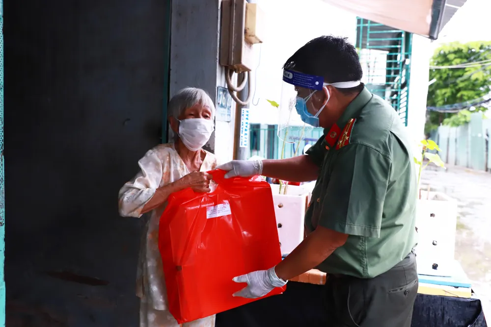 Lãnh đạo TPHCM trao 300 phần quà đến người dân sau cách ly ảnh 2