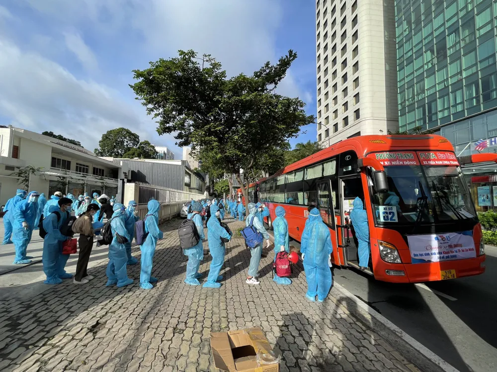 Sinh viên Khánh Hòa xuất phát về quê sáng 1-8 đều được trang bị đồ bảo hộ