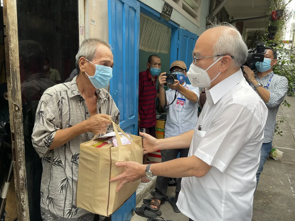 Trưởng Ban Tuyên giáo Thành ủy TPHCM thăm, tặng quà người khó khăn, khuyết tật ở quận 3 ảnh 1