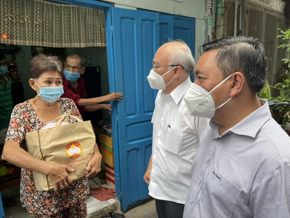 Trưởng Ban Tuyên giáo Thành ủy TPHCM thăm, tặng quà người khó khăn, khuyết tật ở quận 3 ảnh 3