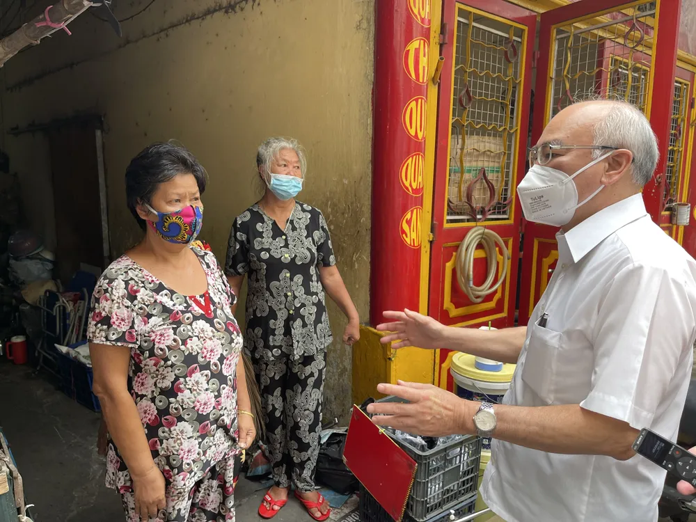 Trưởng Ban Tuyên giáo Thành ủy TPHCM thăm, tặng quà người khó khăn, khuyết tật ở quận 3 ảnh 2