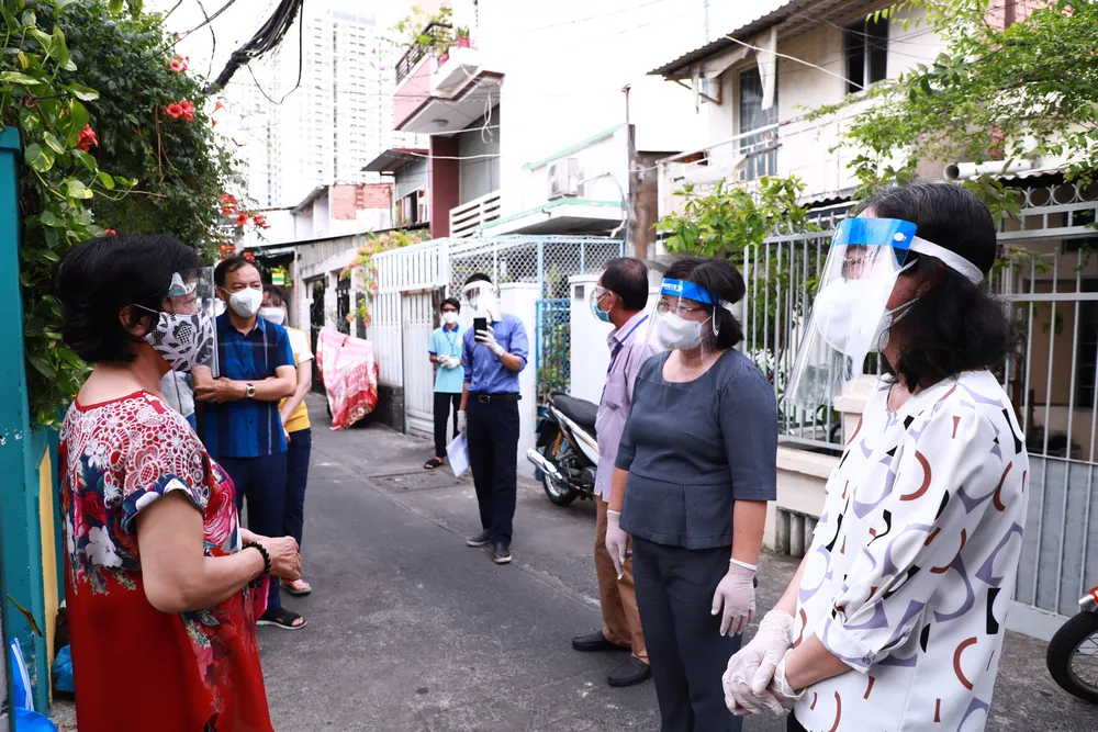 Trao 100 túi an sinh xã hội cho người dân quận 4 ảnh 2