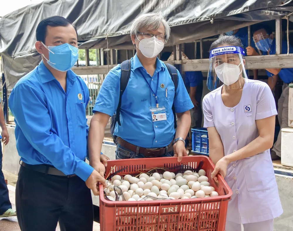 Long An, Sóc Trăng chuyển hàng thiết yếu hỗ trợ TPHCM ảnh 1