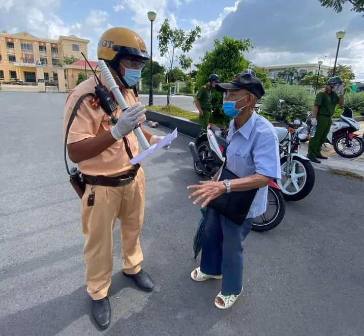 Đưa, đón người già neo đơn đi tiêm vaccine ảnh 2