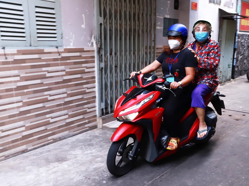 Đưa, đón người già neo đơn đi tiêm vaccine ảnh 1