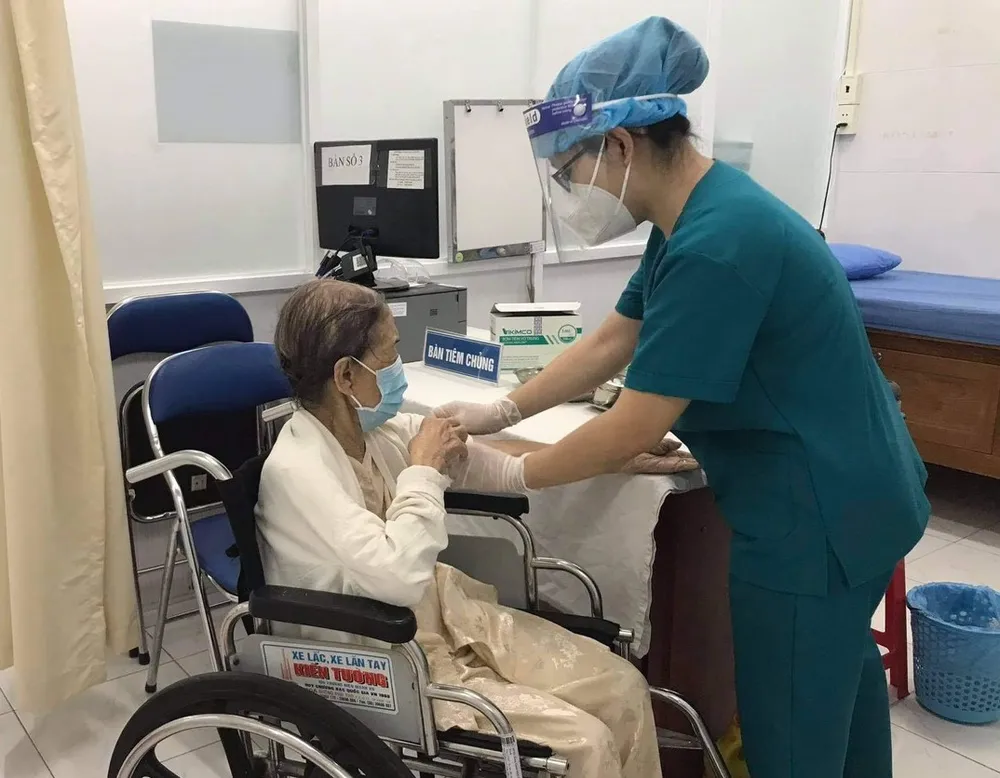 Bà Nguyễn Thị Tồn (101 tuổi) tại phường 7 được tiêm vaccine