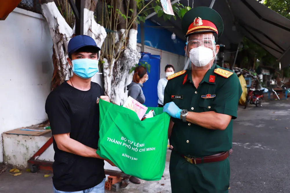 Những phần quà thiết yếu đến tay người dân khó khăn ảnh 1