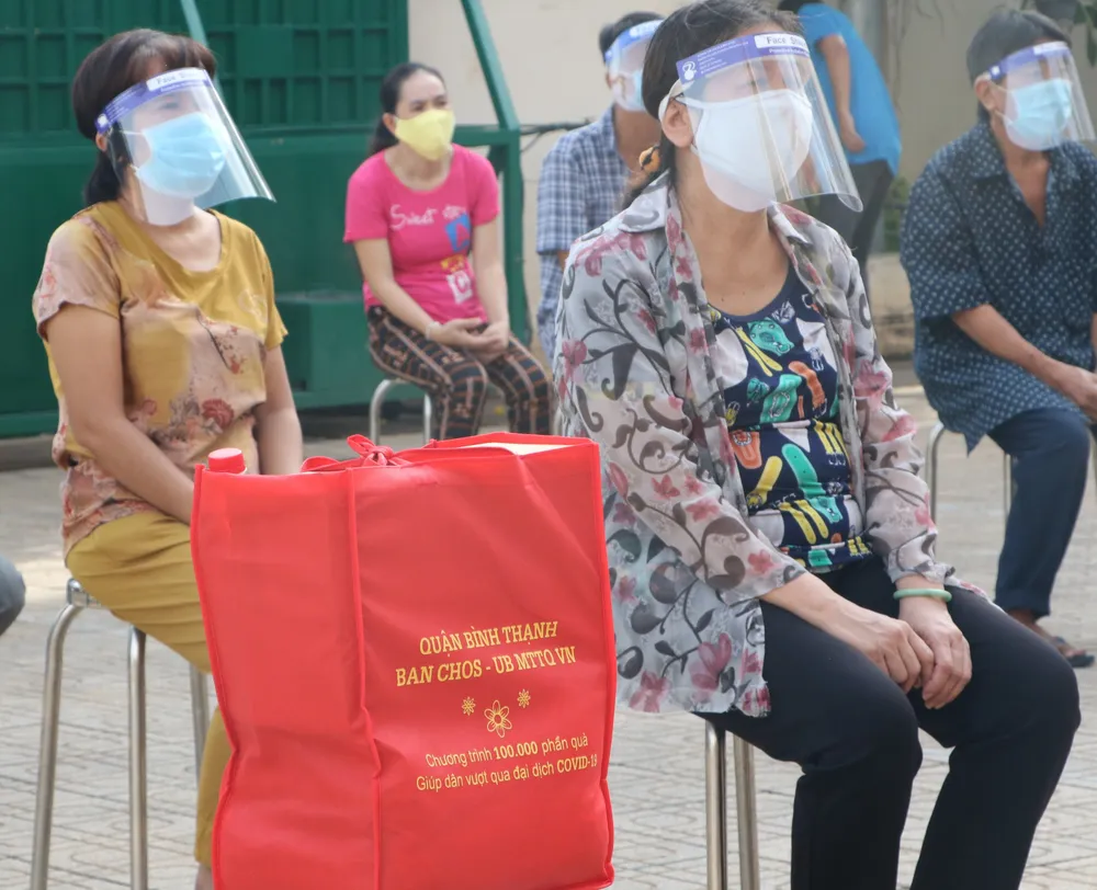 Những phần quà thiết yếu đến tay người dân khó khăn ảnh 2