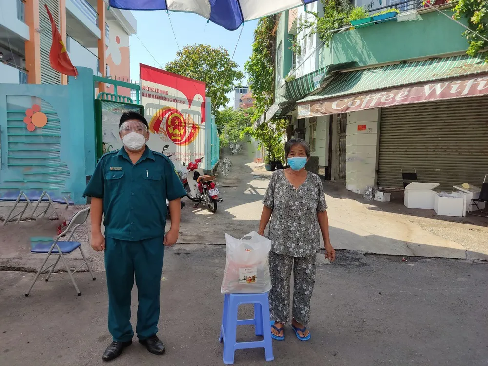 "Đơn hàng thiết yếu 0 đồng" đến với người dân quận 4 ảnh 1