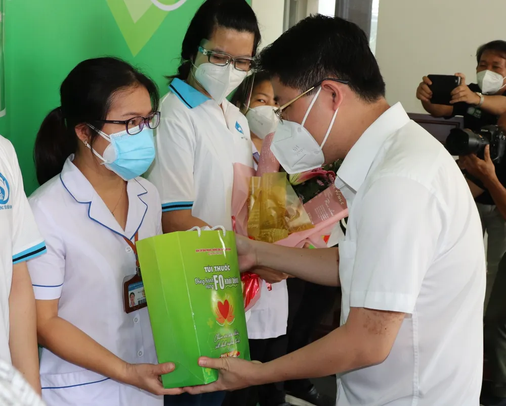 Đội Đồng hành cùng F0 khỏi bệnh đến từng nhà F0 tặng thuốc, thăm khám, tư vấn sức khỏe ảnh 1