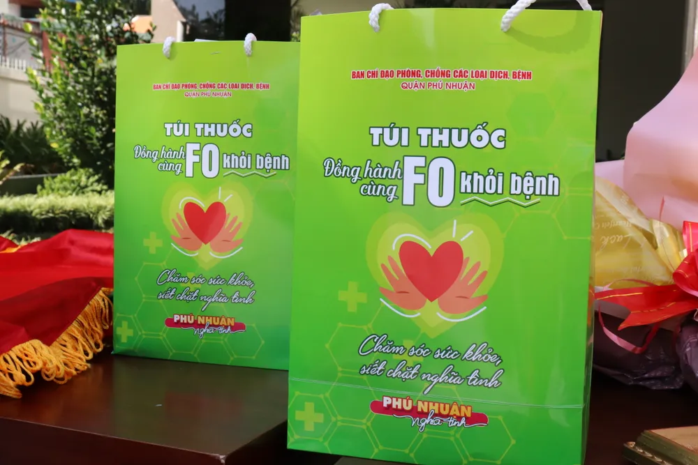 Đội Đồng hành cùng F0 khỏi bệnh đến từng nhà F0 tặng thuốc, thăm khám, tư vấn sức khỏe ảnh 2