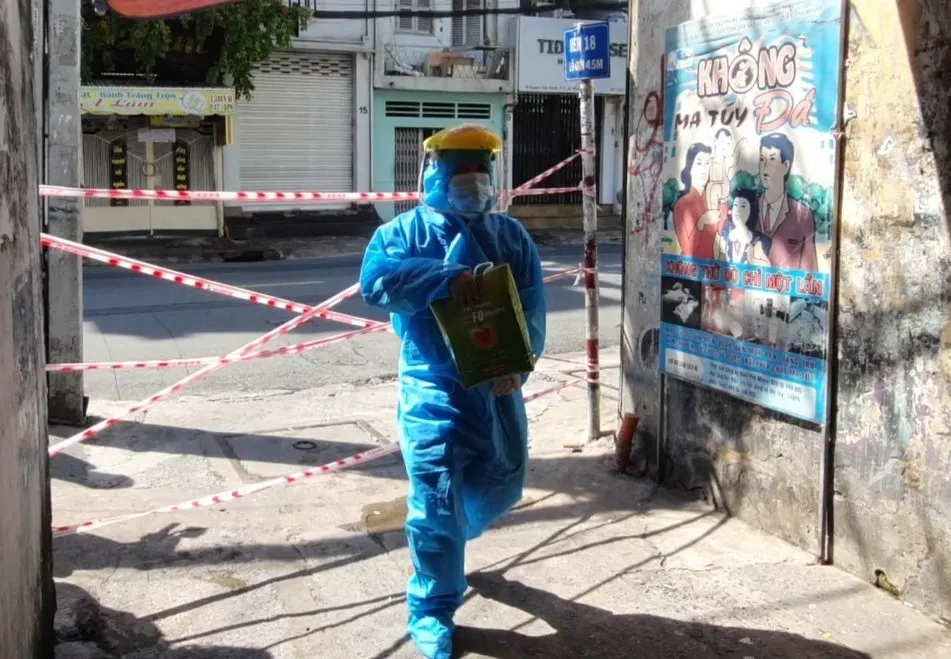 Đội Đồng hành cùng F0 khỏi bệnh đến từng nhà F0 tặng thuốc, thăm khám, tư vấn sức khỏe ảnh 4