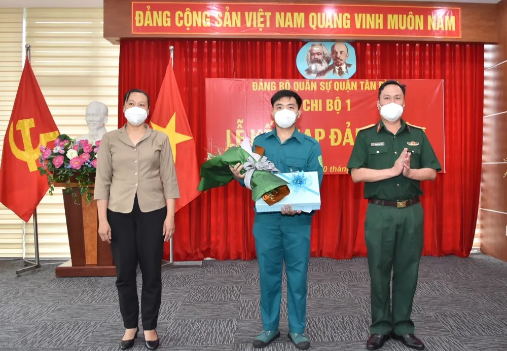 Trần Trung Đức vinh dự đứng vào hàng ngũ của Đảng ngay tuyến đầu chống dịch