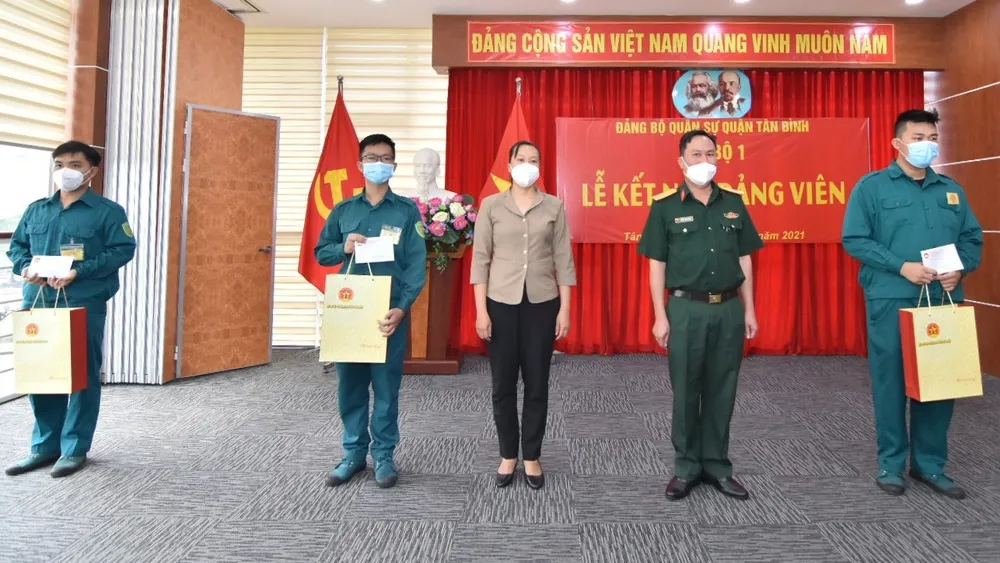 Kết nạp Đảng quần chúng tích cực tại tuyến đầu chống dịch ảnh 2