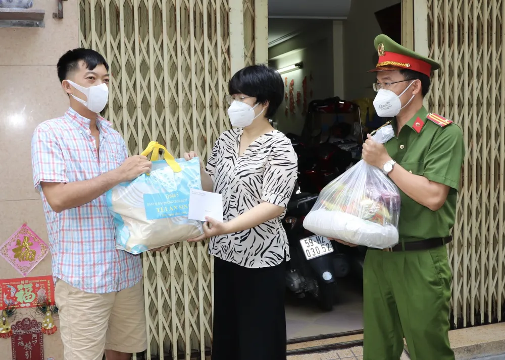 Trao 10.000 túi an sinh đến tay người dân khó khăn ảnh 2