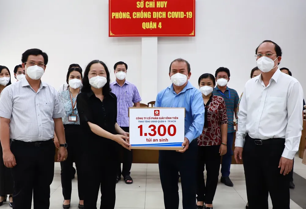 Đồng chí Nguyễn Hồ Hải và đại diện nhà tài trợ trao máy SpO2 cho lãnh đạo quận 4.