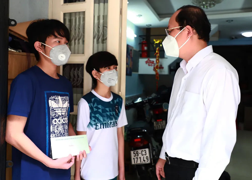 Tặng 1.300 máy SpO2 cho các F0 tại quận 4  ​ ảnh 2