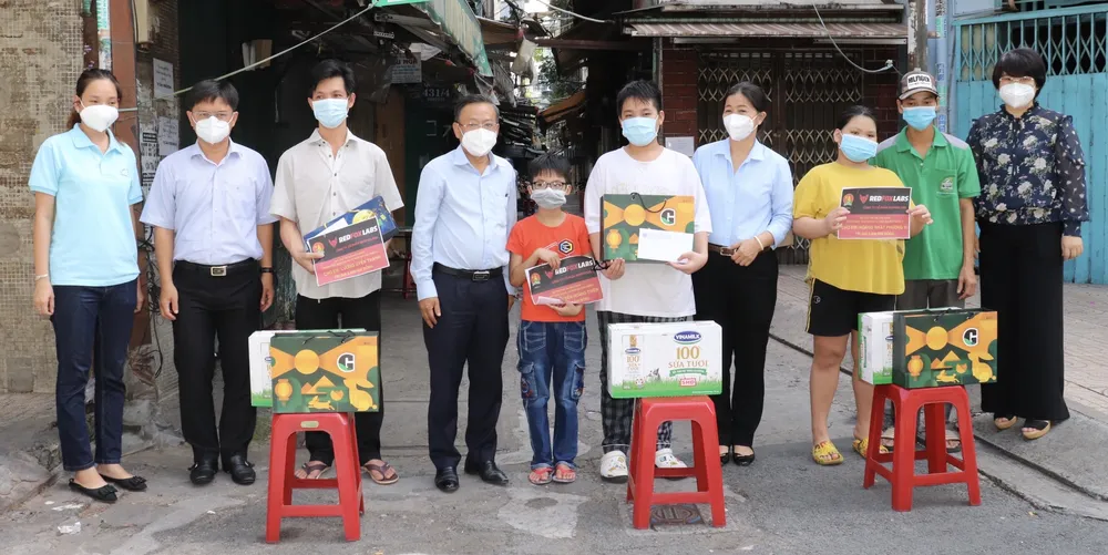 Lãnh đạo TPHCM thăm trẻ em mồ côi có cha, mẹ mất vì Covid-19 ảnh 6