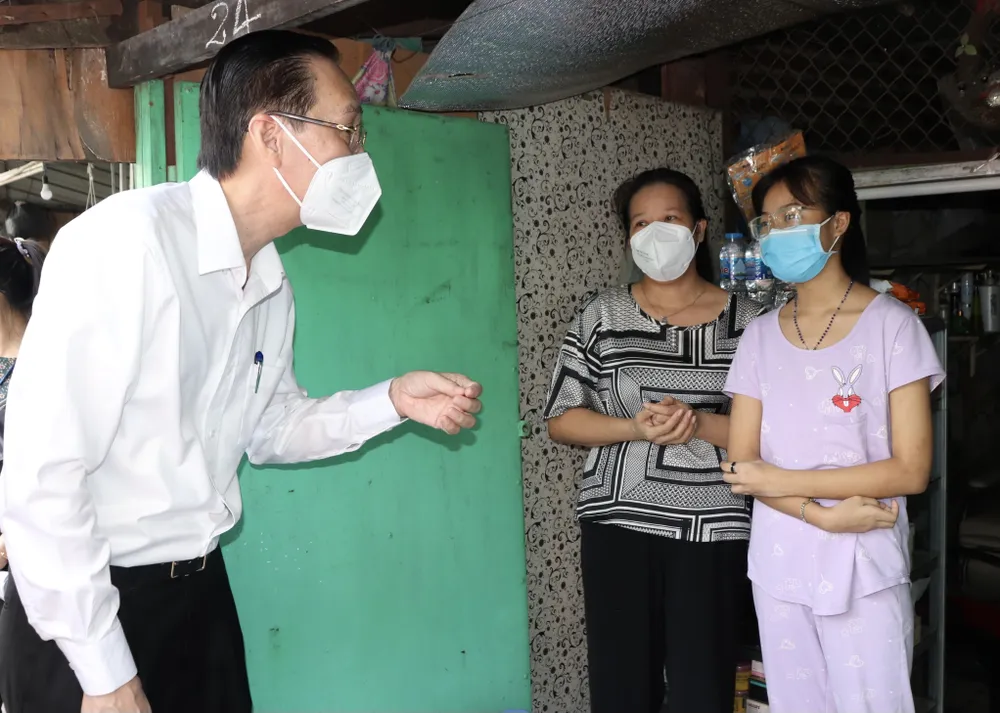 Lãnh đạo TPHCM thăm, trao quà Trung thu cho trẻ mồ côi vì Covid-19 ảnh 4