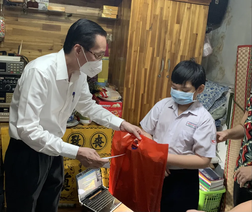 Lãnh đạo TPHCM thăm, trao quà Trung thu cho trẻ mồ côi vì Covid-19 ảnh 5