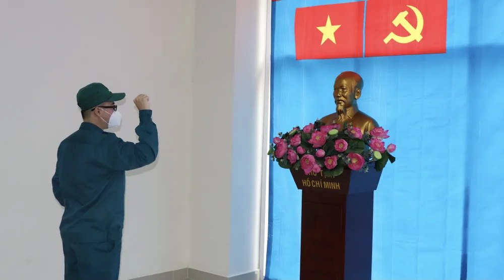 Kết nạp đảng viên ở tuyến đầu chống dịch ảnh 1