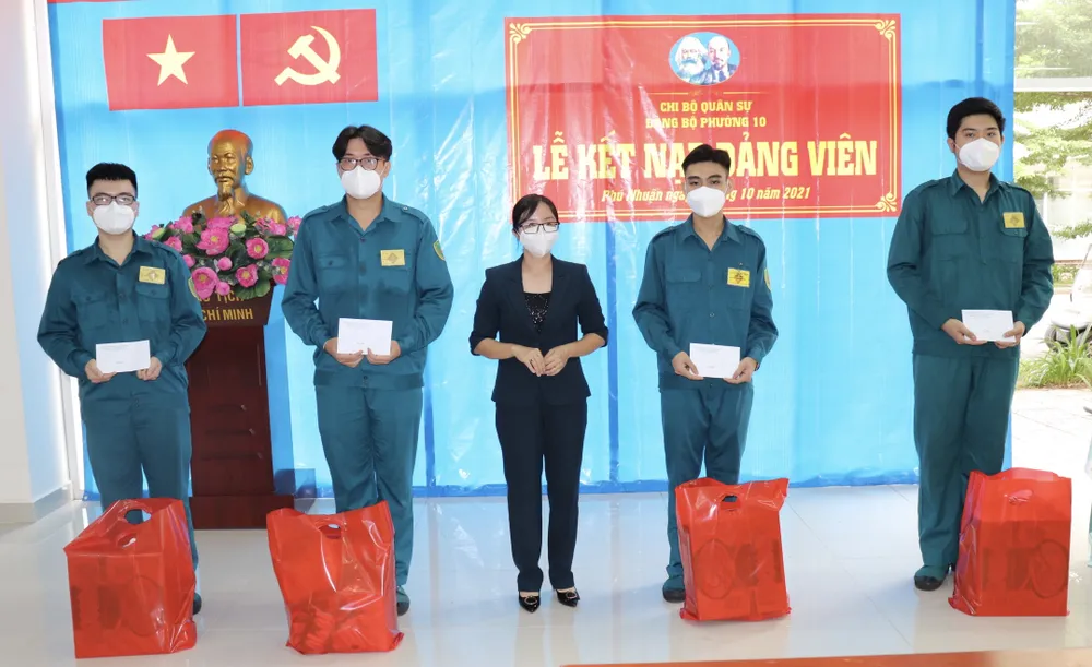 Kết nạp đảng viên ở tuyến đầu chống dịch ảnh 2