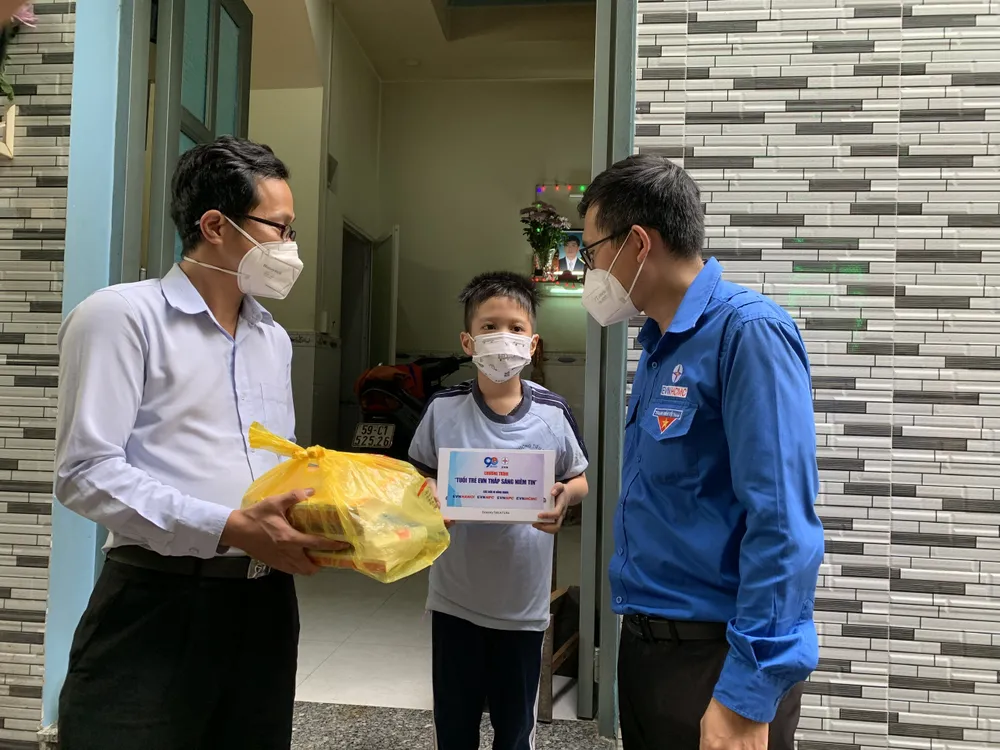 Tổng Công ty Điện lực TPHCM trao 60 thiết bị học tập cho trẻ mồ côi ảnh 1