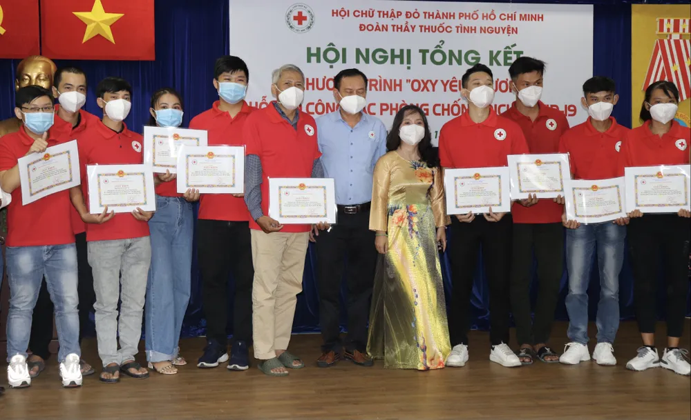 Hơn 2.850 bình oxy yêu thương trao đến F0 tại nhà ảnh 1