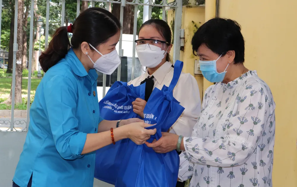 Trao 90 máy tính bảng cho học sinh dân tộc thiểu số ảnh 1