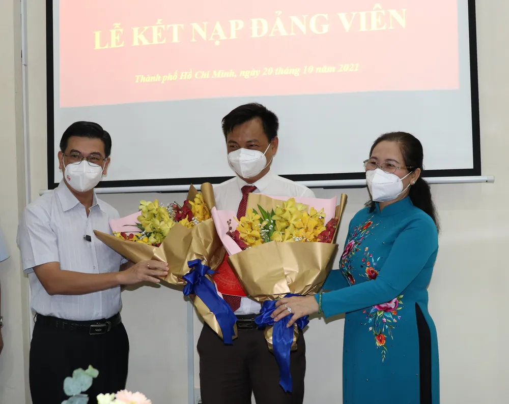 Chi bộ HĐND TPHCM kết nạp đảng viên mới ảnh 1