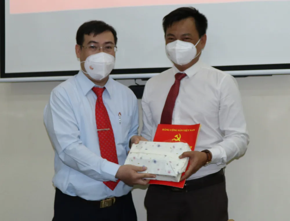 Chi bộ HĐND TPHCM kết nạp đảng viên mới ảnh 2