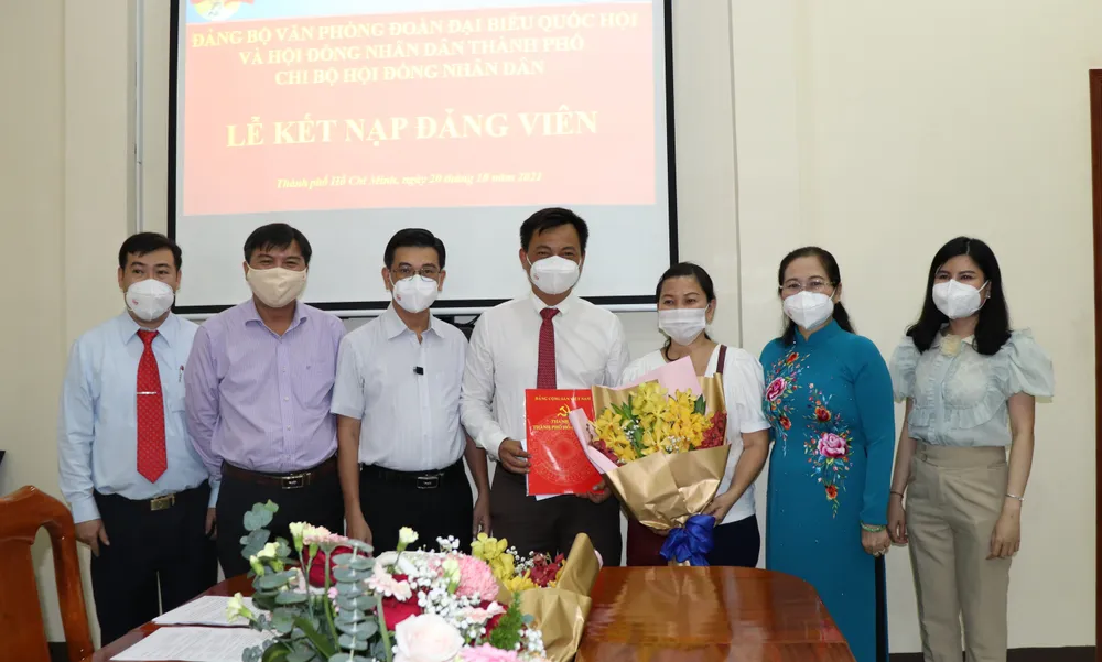 Chi bộ HĐND TPHCM kết nạp đảng viên mới ảnh 3