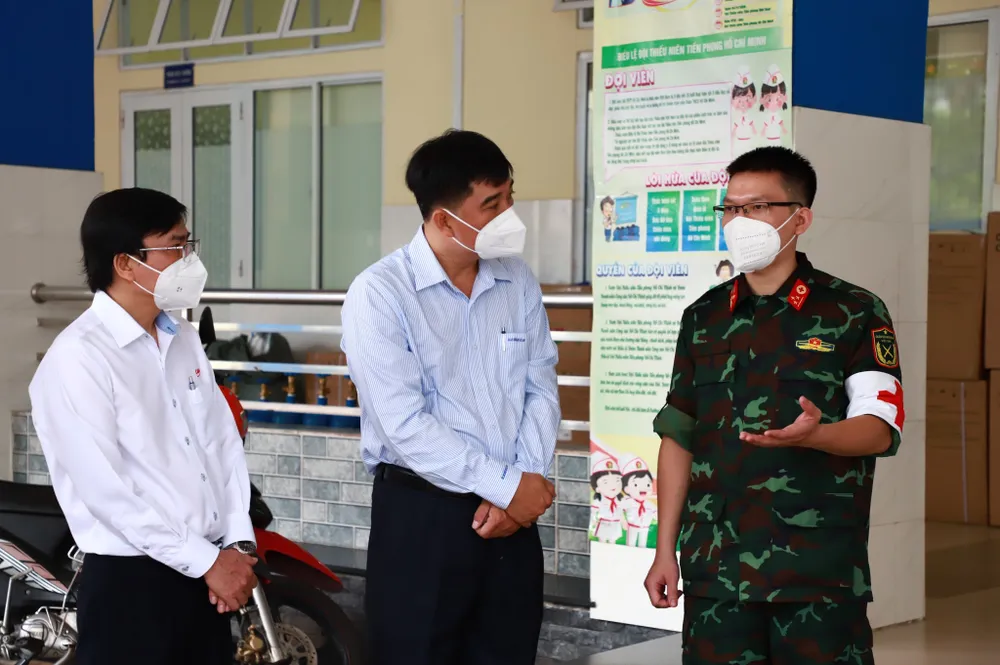 Trao đồ bảo hộ cho lực lượng tuyến đầu chống dịch Covid-19  ​ ảnh 3