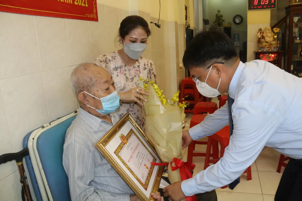 Trao Huy hiệu Đảng cho các đảng viên cao tuổi ảnh 3