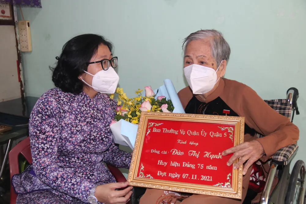 Trao Huy hiệu Đảng cho các đảng viên cao tuổi ảnh 4