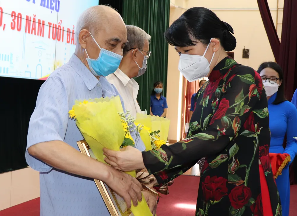 Trao Huy hiệu Đảng cho các đảng viên cao tuổi ảnh 1