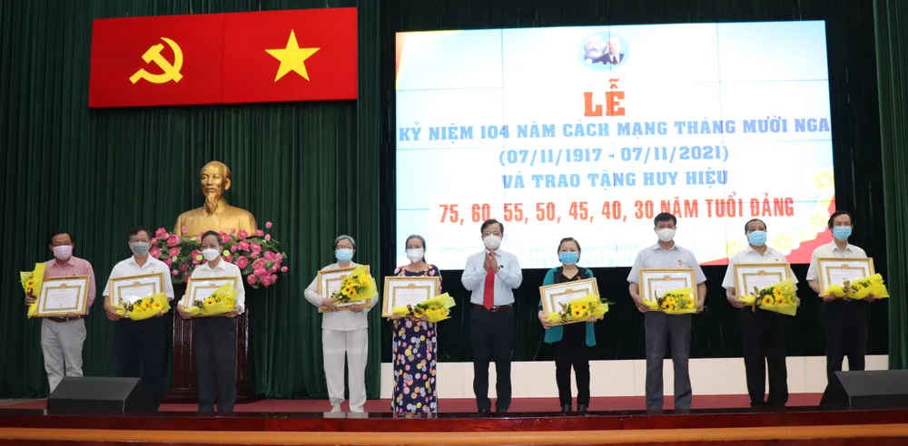 Trao Huy hiệu Đảng cho các đảng viên cao tuổi ảnh 2