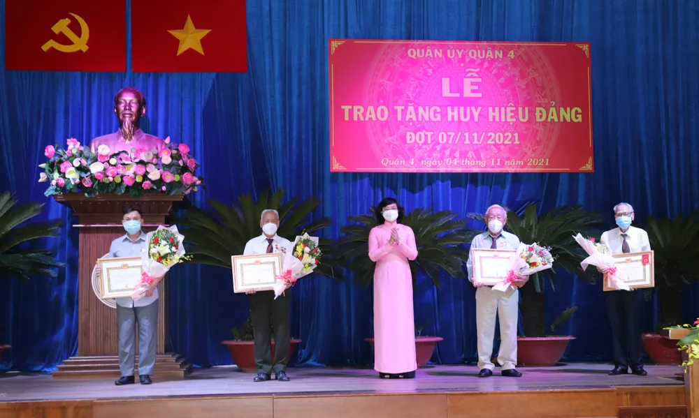 Trao Huy hiệu Đảng cho đảng viên cao tuổi  ảnh 2