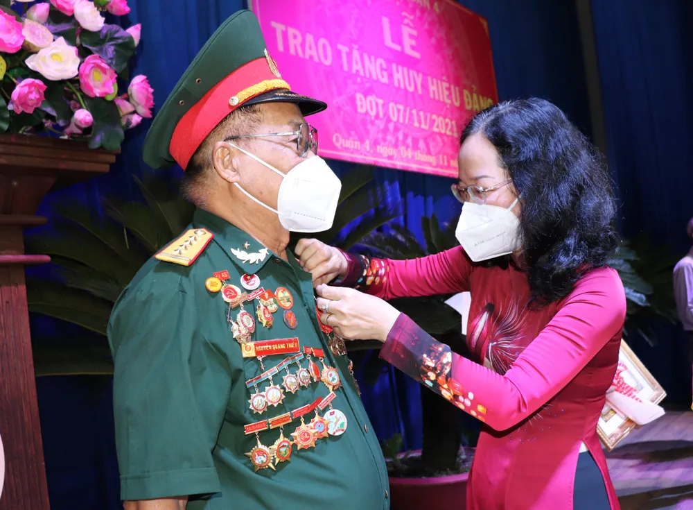 Trao Huy hiệu Đảng cho đảng viên cao tuổi  ảnh 1