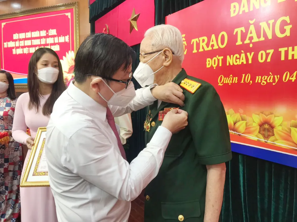 Trao Huy hiệu Đảng cho đảng viên cao tuổi  ảnh 3